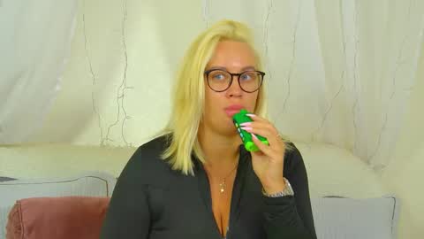 Snapshot of marianeumann chatting on 05.25.26 Maria online show from 05.25.26