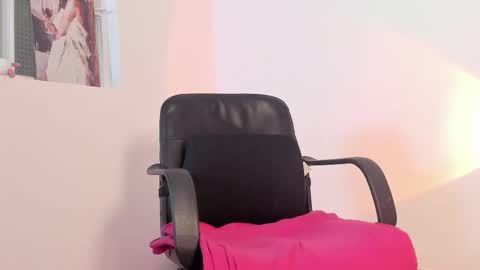 Snapshot of marie_pourtoi chatting on 10.15.25 700 pm Washington time online show from 10.15.25