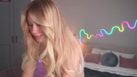 Snapshot of marisii chatting on 04.26.26 Mary online show from 04.26.26