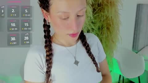 Snapshot of martina_adams chatting on 05.05.26 mari online show from 05.05.26