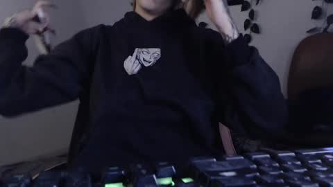                      100   online show from 01.03.25