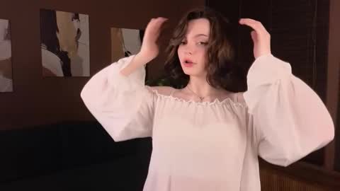 Snapshot of marymoreau chatting on 11.12.25 Mary online show from 11.12.25