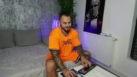 Snapshot of masterkingmuscle chatting on 09.17.25 masterkingmuscle online show from 09.17.25