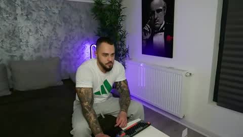 Snapshot of masterkingmuscle chatting on 12.18.25 masterkingmuscle online show from 12.18.25