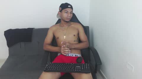 Snapshot of masters_latins chatting on 07.25.26 masters_latins online show from 07.25.26