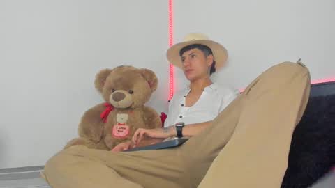 Snapshot of mateo_escobar chatting on 10.20.25 mateo_escobar online show from 10.20.25