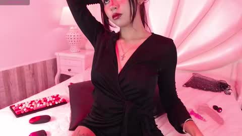mavismanson  online show from 10.02.25