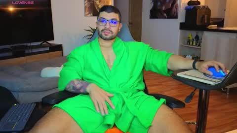 Snapshot of max_cooper17 chatting on 11.11.25 Max online show from 11.11.25