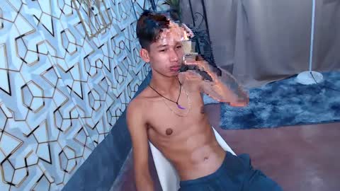 Snapshot of maxiebunny99 chatting on 02.11.25 Reyn online show from 02.11.25