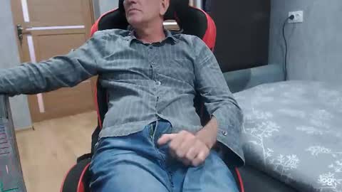 Snapshot of maximus3334 chatting on 06.17.26 maximus3334 online show from 06.17.26