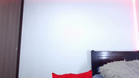 Independent Model online show from 12.21.25