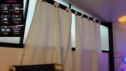 Snapshot of maxirogers chatting on 11.12.25 Maxi Rogers online show from 11.12.25