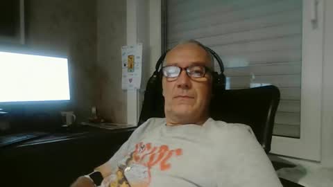 Snapshot of maxou569 chatting on 10.20.25 maxou569 online show from 10.20.25