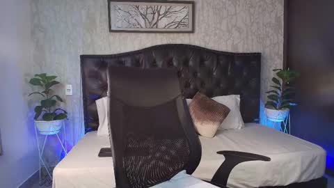 Snapshot of maxxicruz chatting on 11.05.25 Maxxi online show from 11.05.25