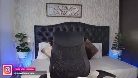 Snapshot of maxxicruz chatting on 11.08.25 Maxxi online show from 11.08.25