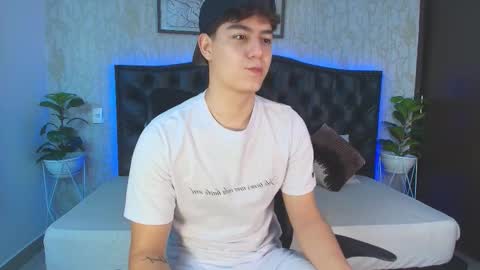 Snapshot of maxxicruz chatting on 11.30.25 Maxxi online show from 11.30.25