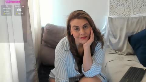 Snapshot of maxzy_star chatting on 11.15.25 Victoria online show from 11.15.25