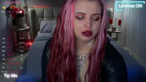 Maya Mils online show from 03.11.25