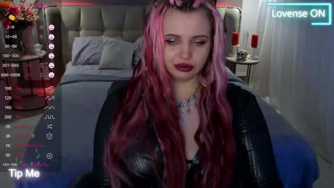 Maya Mils online show from 03.11.25