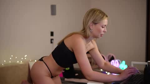 Snapshot of mayarayy chatting on 11.02.25 M A Y A online show from 11.02.25