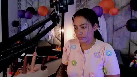 Nicolle Ruselle   Hello my lovely  schedule for great fun from  630 am and end 800 pm Colombian time I wait for you online show from 10.31.25