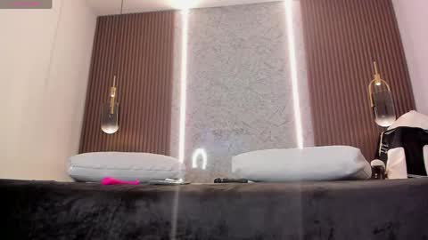 Maye Wells online show from 04.08.26