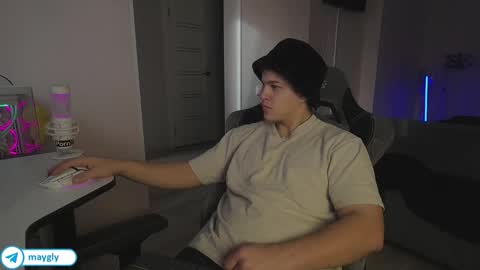 Snapshot of maygly chatting on 11.04.25 Slava and Alextatto online show from 11.04.25