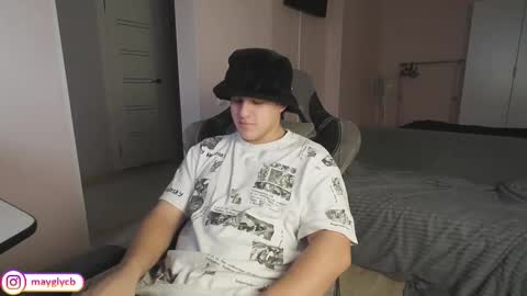 Snapshot of maygly chatting on 11.21.25 Slava and Alextatto online show from 11.21.25