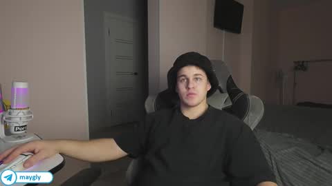 Snapshot of maygly chatting on 11.28.25 Slava and Alextatto online show from 11.28.25