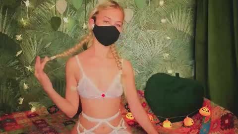 Snapshot of meeeewmeeeeow chatting on 10.29.25 meeeewmeeeeow online show from 10.29.25