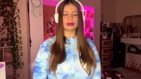 Snapshot of meelessenberry chatting on 11.26.25 Vlada online show from 11.26.25