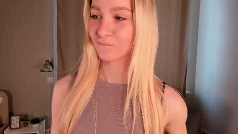 Snapshot of meganhenns chatting on 06.28.26 Elly online show from 06.28.26