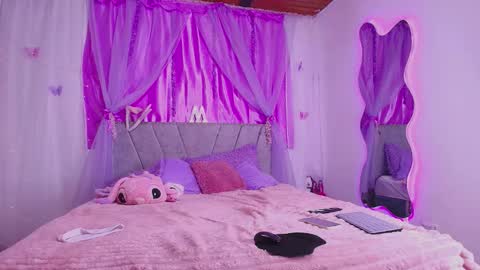 Snapshot of meganrouss7 chatting on 09.12.25 Megan online show from 09.12.25