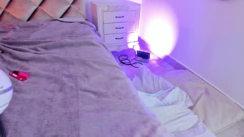 Snapshot of megaraowen_ chatting on 02.11.25 M E G A R A online show from 02.11.25