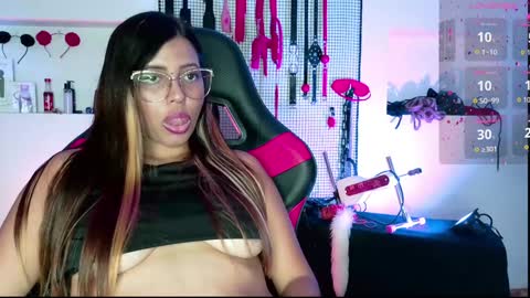Snapshot of meggan_greey chatting on 01.27.25 Your best slave  online show from 01.27.25