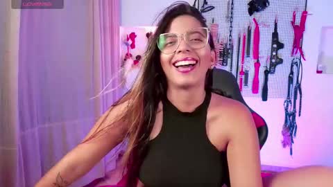 Snapshot of meggan_greey chatting on 09.23.25 Your best slave  online show from 09.23.25