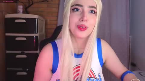 Snapshot of megumi_yang chatting on 01.05.25 Megumi online show from 01.05.25