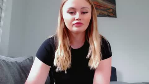 Snapshot of melani_a chatting on 06.12.26 Melania online show from 06.12.26