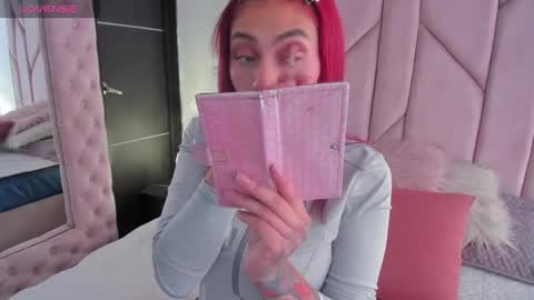 Melanie roux  online show from 11.04.25