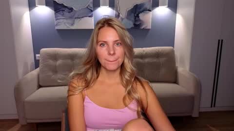 Snapshot of melaniebennett chatting on 10.03.25 Melanie Bennett online show from 10.03.25