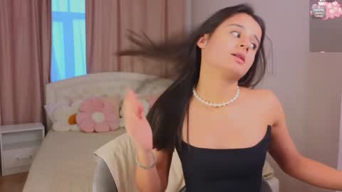 Snapshot of melisa_vong chatting on 12.11.24 Victoria online show from 12.11.24