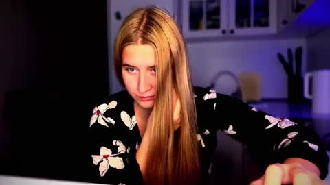 Snapshot of melissalii chatting on 09.24.25 melissalii online show from 09.24.25