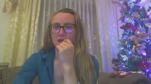 Snapshot of melly_rosey chatting on 12.08.24 Melly online show from 12.08.24