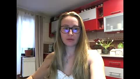 Snapshot of melly_rosey chatting on 03.04.25 Melly online show from 03.04.25