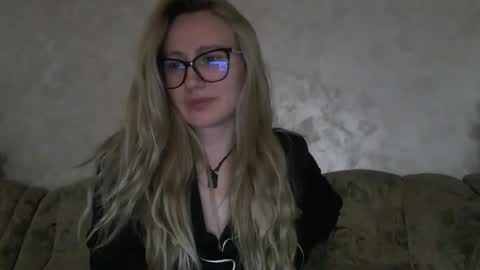 Snapshot of melly_rosey chatting on 10.10.25 Melly online show from 10.10.25