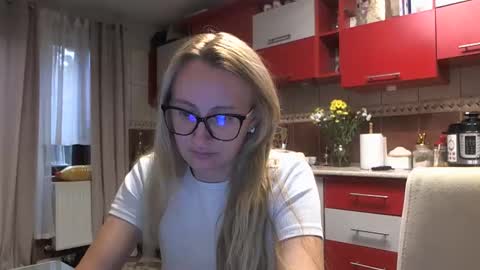 Snapshot of melly_rosey chatting on 10.13.25 Melly online show from 10.13.25