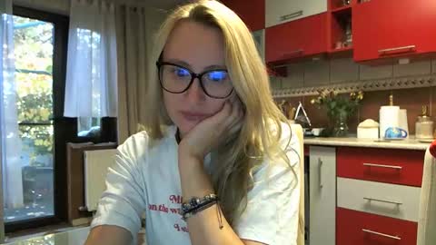 Snapshot of melly_rosey chatting on 10.20.25 Melly online show from 10.20.25