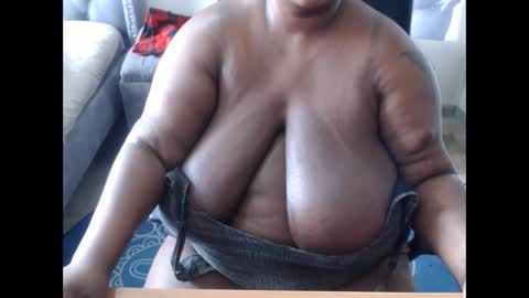 Snapshot of mency1980 chatting on 11.28.25 bigboobsass online show from 11.28.25