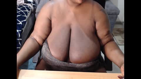 Snapshot of mency1980 chatting on 12.05.25 bigboobsass online show from 12.05.25