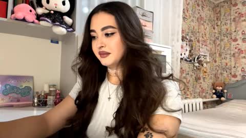 Snapshot of merlenegnoza chatting on 11.11.25 Enni online show from 11.11.25